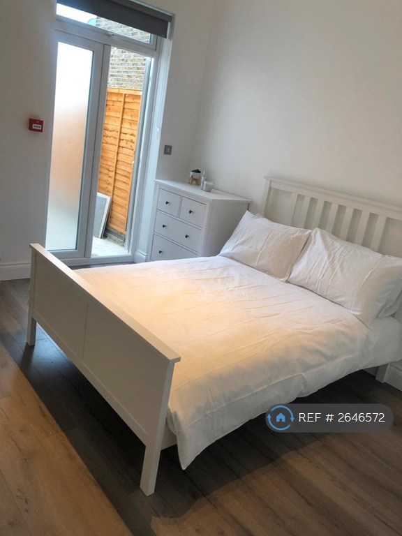1 bedroom in Catford, London, SE6 (#2646572)