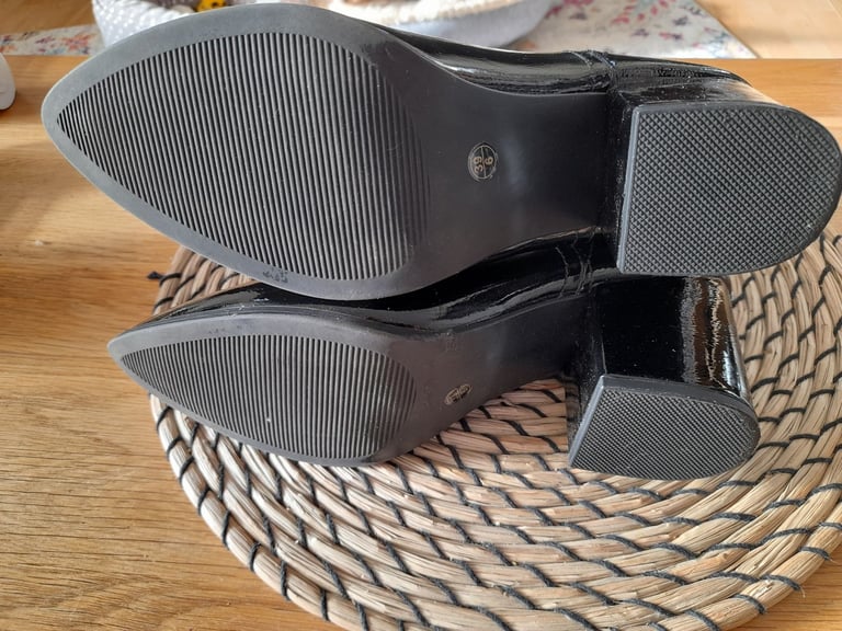 6 Ikea pictures in Black frames 