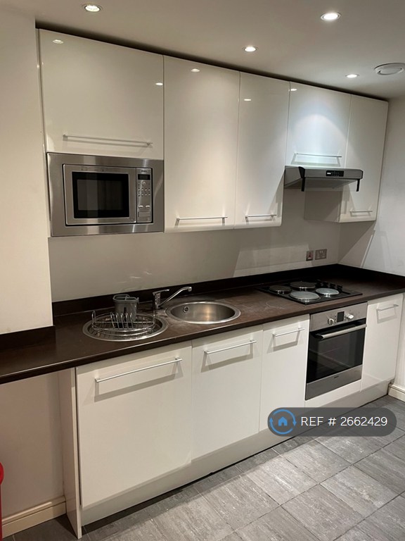 2 bedroom flat in The Quadrangle, Manchester, M1 (2 bed) (#2662429)