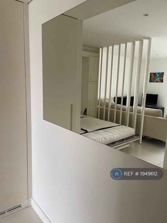 Studio flat in Pan Peninsula Square, London, E14 (#1949612)