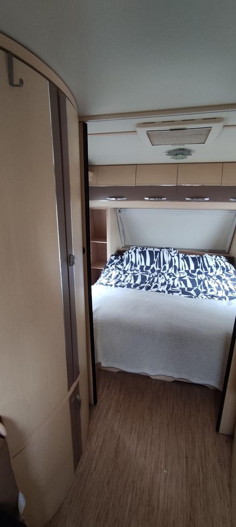 Hobby 695 VIP - Fixed Bed & Awning