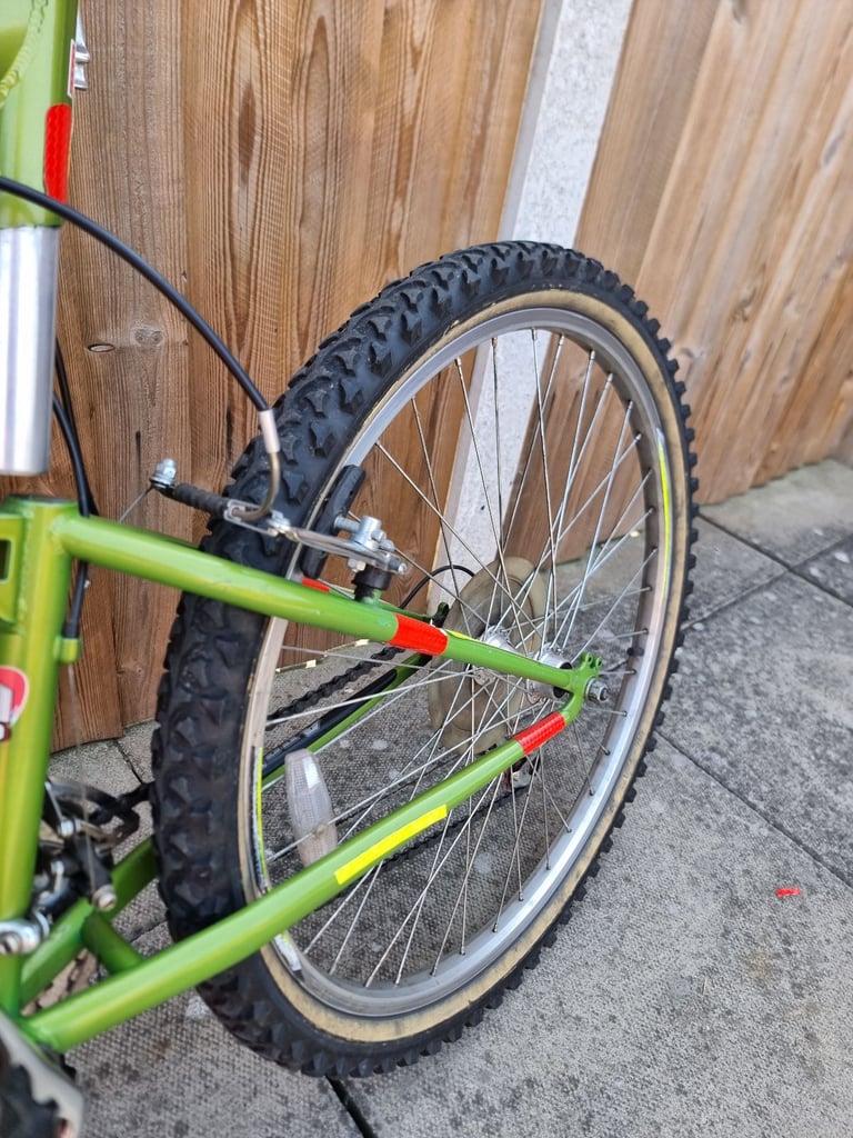 APOLLO GURU BIKE, GREAT CONDITION LOOKS AS NEW FULL SUSPENSION 26" WHEELS