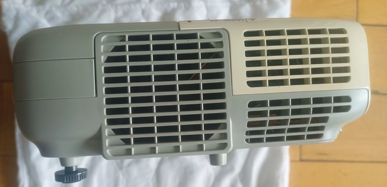 Epson LCD Projector model H353B with original remote control and power cable FAULTY