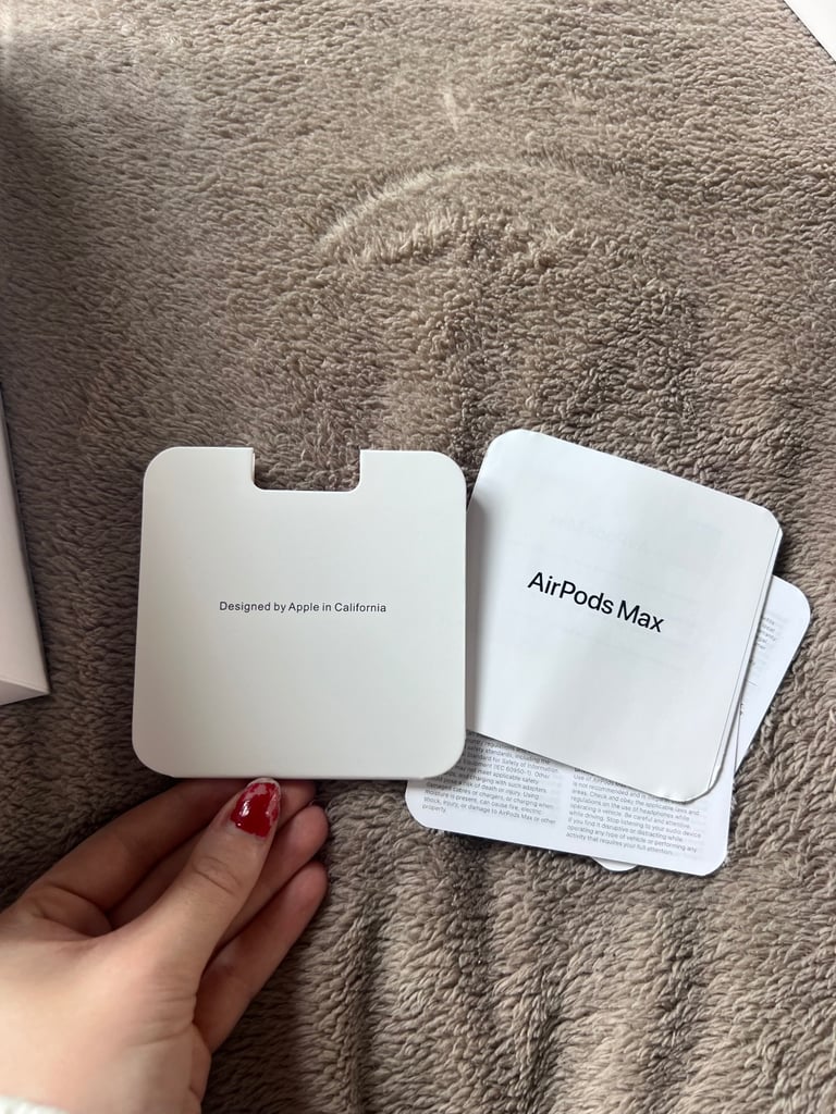 Apple AirPod Max Silver ~ Lightning charger ~ Lightly Used