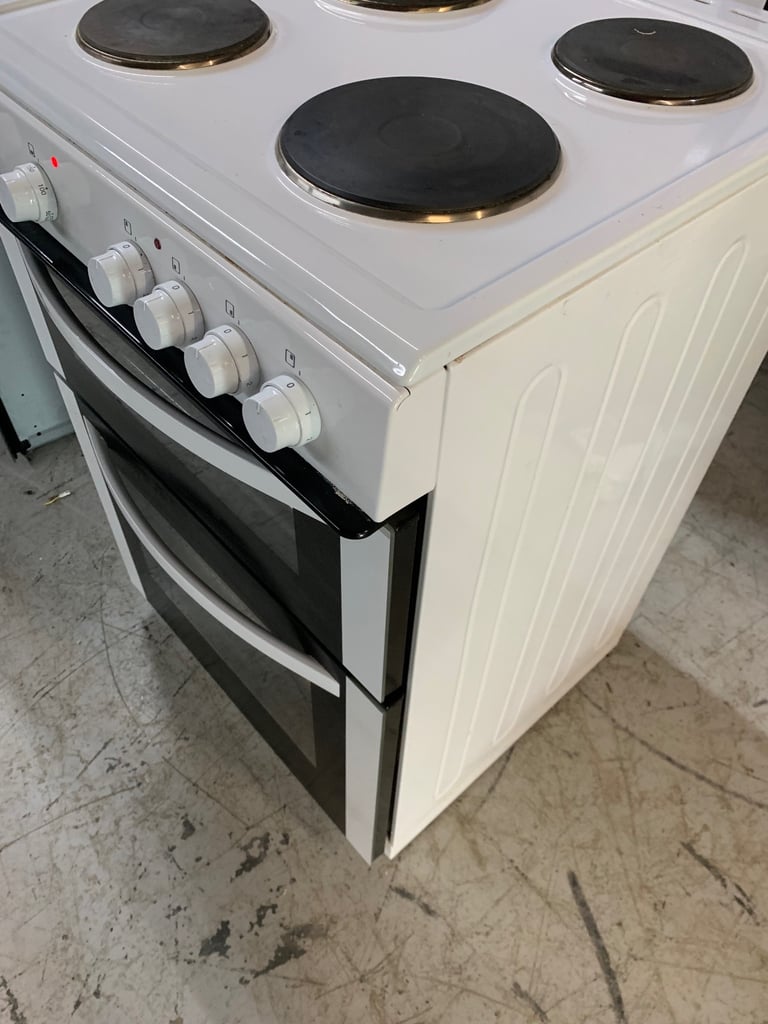 Curry’s 60 cm wide freestanding electric double oven like new condition