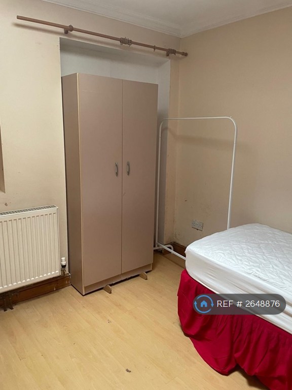 1 bedroom in Leyswood Drive, Greater London, IG2 (#2648876)