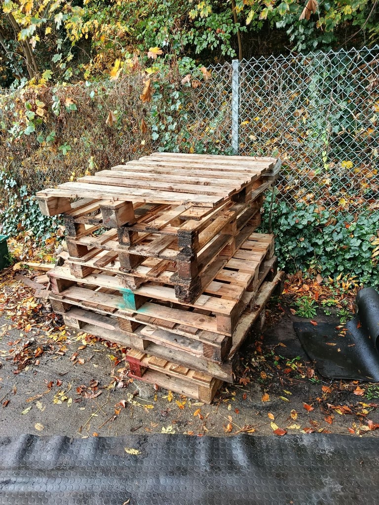 Free wooden pallets 