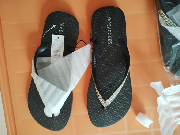 2 pairs of Peacock brand new women's slippers. Size 5-6
