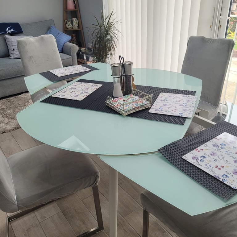 Dining table and 4 chairs 