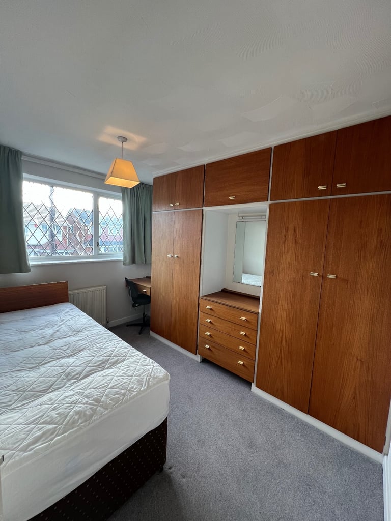 3 Bedroom Semi-Detached Home — Furnished – Wednesbury (WS10) Available now