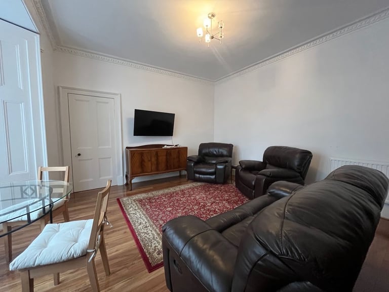 Uphall - 3 Bedroom, huge ground floor flat - Bright & Sunny - partially furnished 