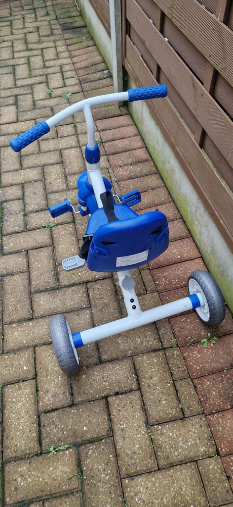 CHILDRENS LITTLE TIKES TRICYCLE. VERY GOOD CONDITION.