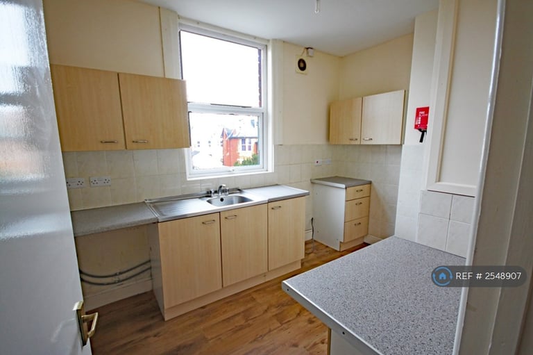 2 bedroom flat in Grove Road, Burnham-On-Sea, TA8 (2 bed) (#2548907)