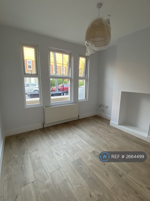 2 bedroom flat in Fleeming Road, London, E17 (2 bed) (#2664499)