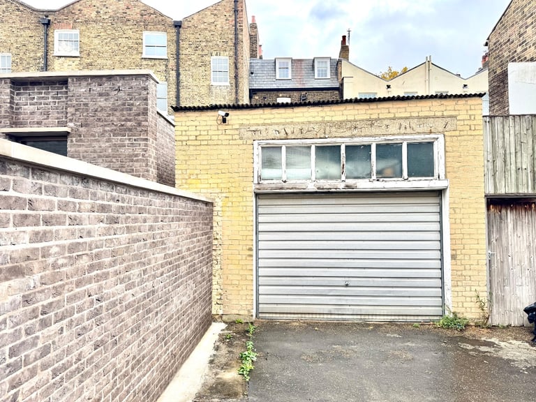 Secure Double Garage to Rent – Private Mews near Greenwich Park SE10 (with Power)