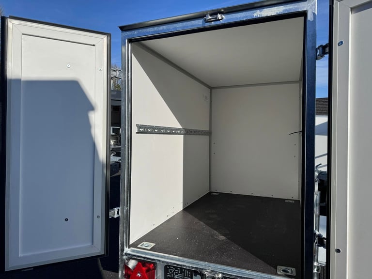 BRAND NEW 6,7FT X 3,8FT X 4,9FT SINGLE AXLE BOX TRAILER WITH BARN DOORS 750KG