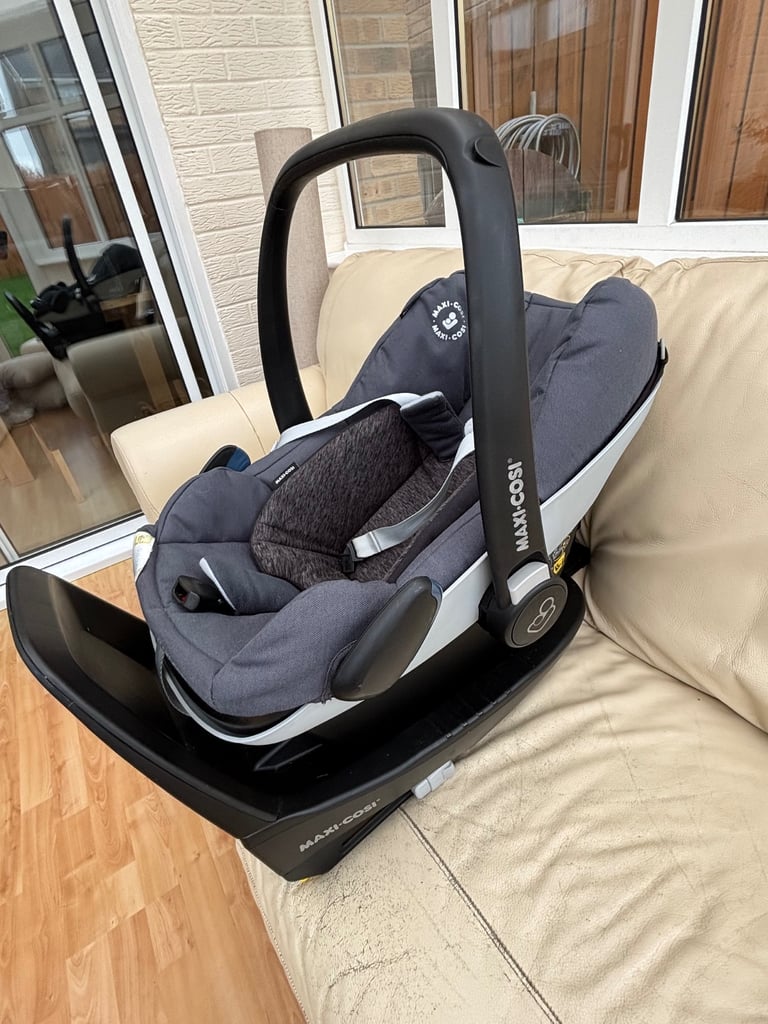 MaxiCosi Isofix base and PebblePro Car Seat