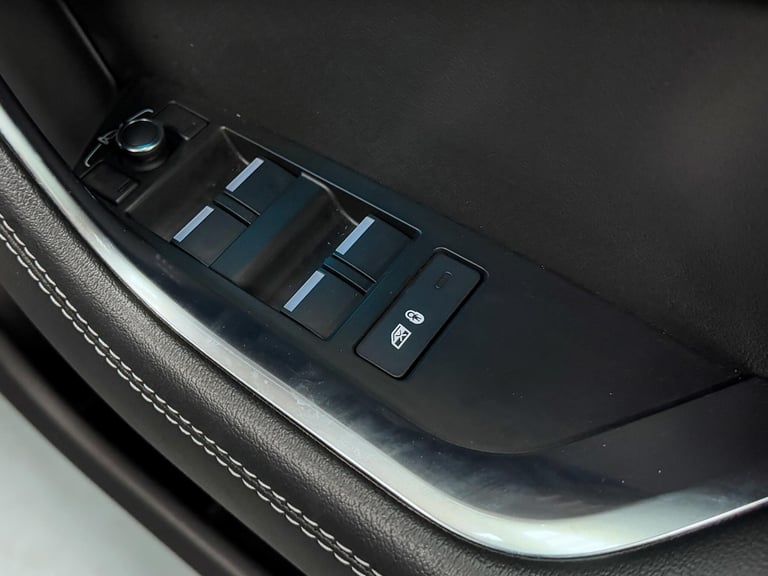 2022 Jaguar XE 2.0 D200 MHEV R-Dynamic SE Saloon 4dr Diesel Auto Euro 6 (s/s) (204 ps) SALOON Die...