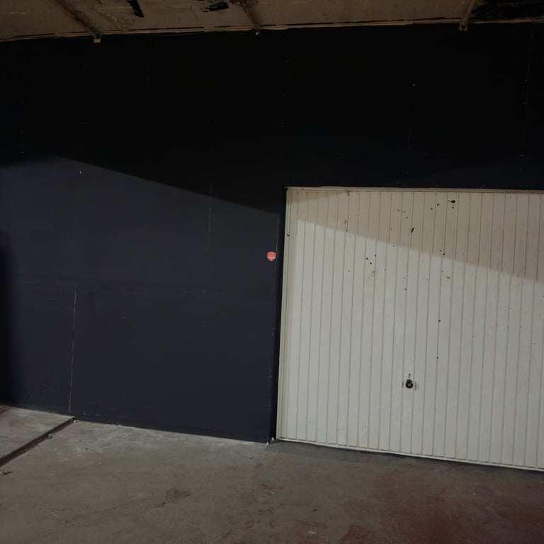 Warehouse to let / Unit to let / workshop / storage unit space  Amazon ebay 600 sq ft - 2000 sq ft