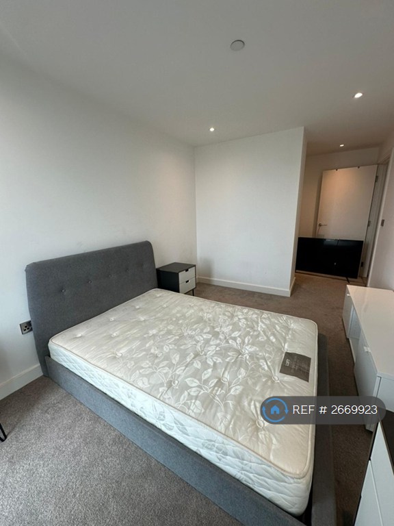 2 bedroom flat in Elizabeth Tower At Crown Street, Manchester, M15 (2 bed) (#2669923)