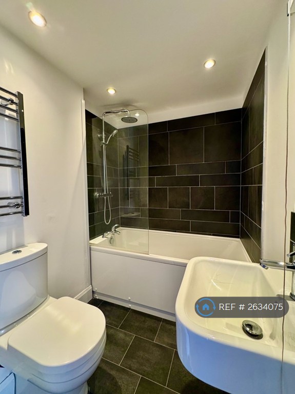 3 bedroom flat in Castle Hill Avenue, Folkestone, CT20 (3 bed) (#2634075)