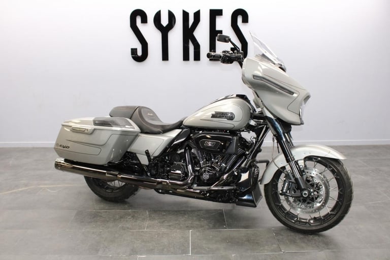2023 Harley-Davidson FLHXSE CVO Street Glide in Dark Platinum