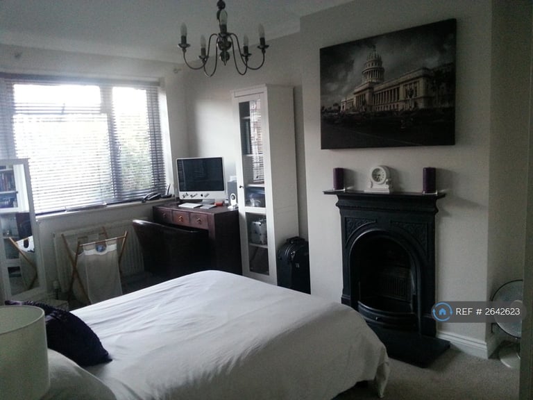 2 bedroom flat in Whitton Road, Twickenham, TW1 (2 bed) (#2642623)