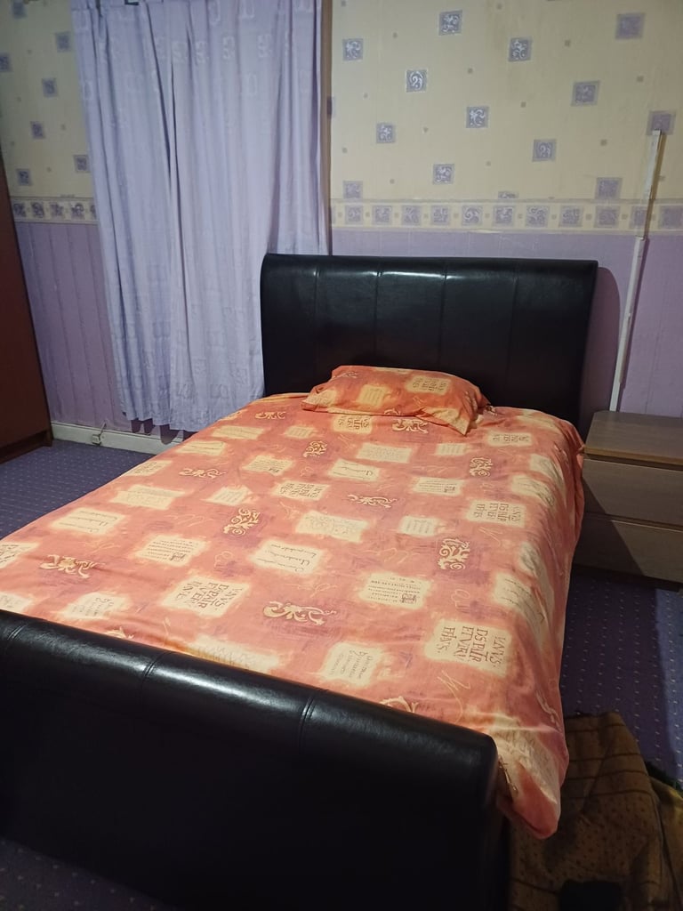 ROOM TO LET