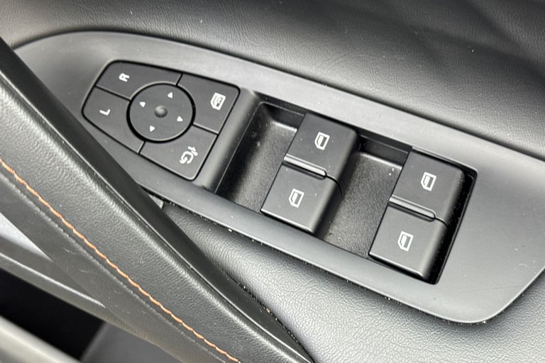 2025 MG MG HS 106287 Hatchback Petrol Automatic