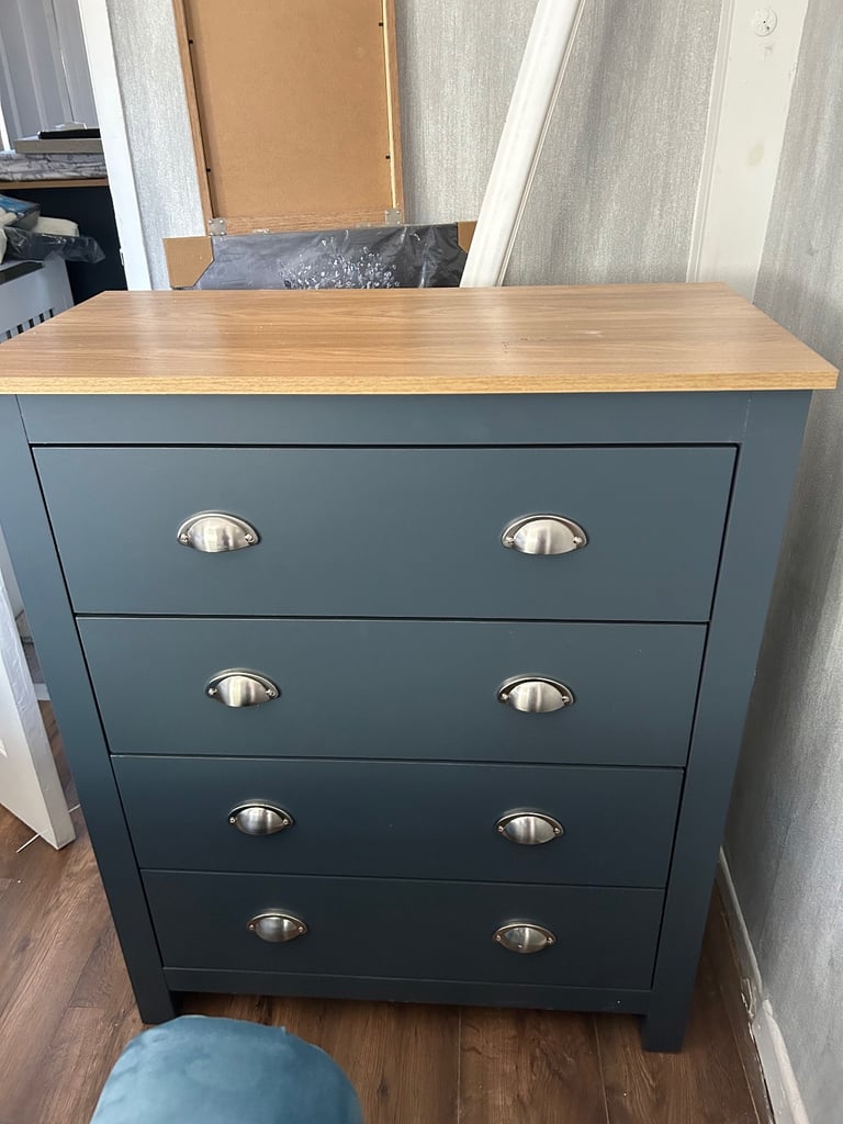 Stunning 4 piece bedroom furniture set 
