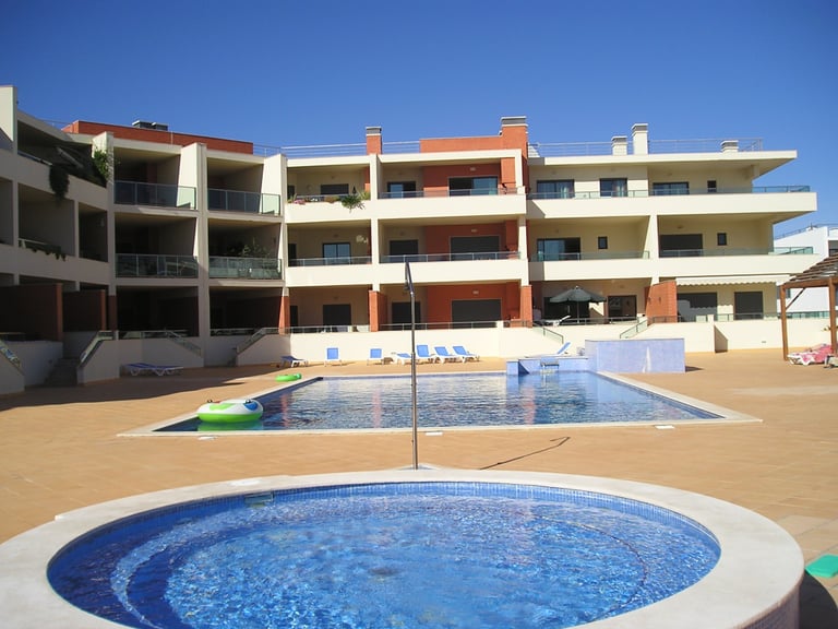 WESTERN ALGARVE, MEIA PRAIA APARTMENT, HOLIDAY HOME FOR RENT OVERLOOKING POOL