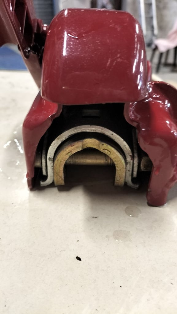 Lockable tow hitch 