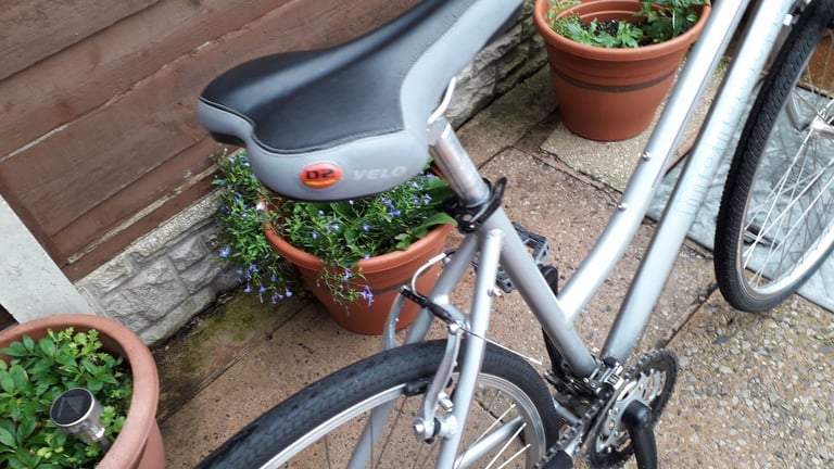 Here I have for sale a Mongoose hybrid ladies bike in Medium size in Excellent Condition