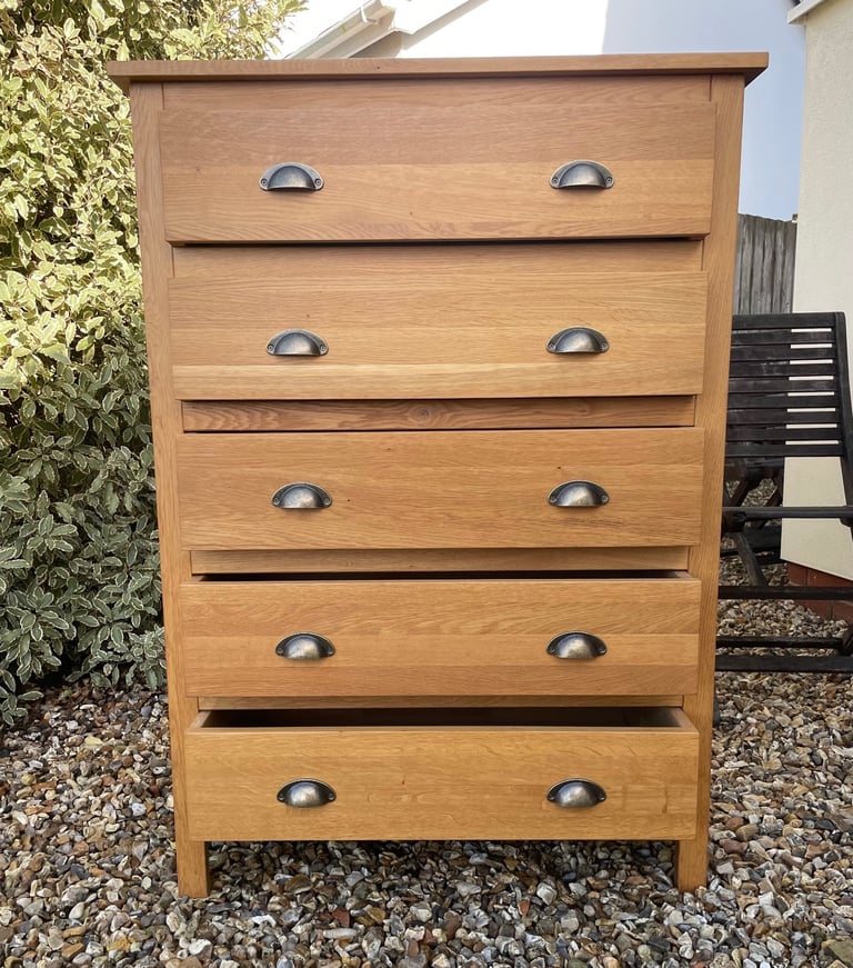 Solid oak chest of drawers 