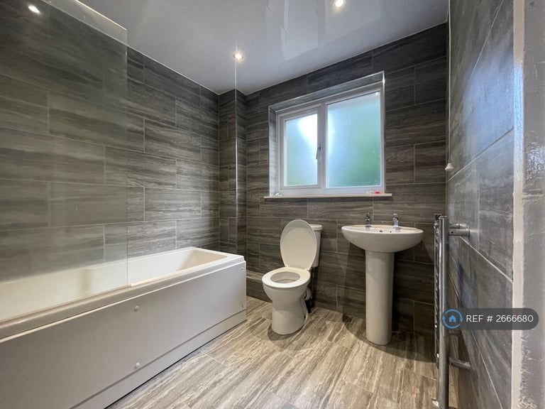 3 bedroom house in Tyndale Walk, Batley, WF17 (3 bed) (#2666680)