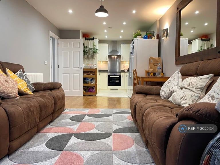 image for 2 bedroom flat in Turner Street, London, E16 (2 bed) (#2655124)