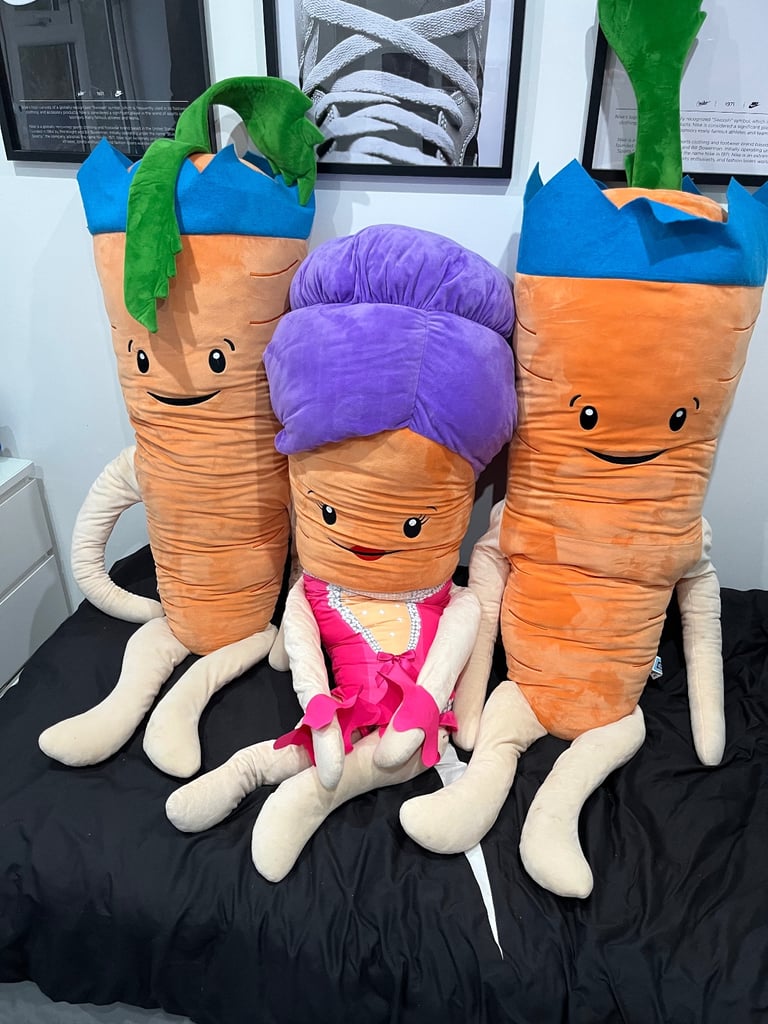 image for Giant Kevin’s & Katie Carrots 5Ft