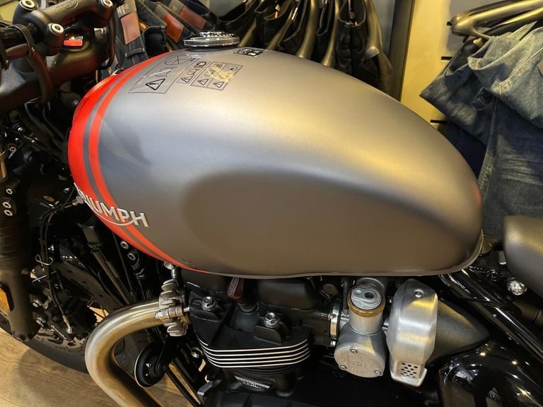 2025 Triumph Bonneville Bobber PREMIUM SINGLE COLOUR Petrol orange 6 Speed