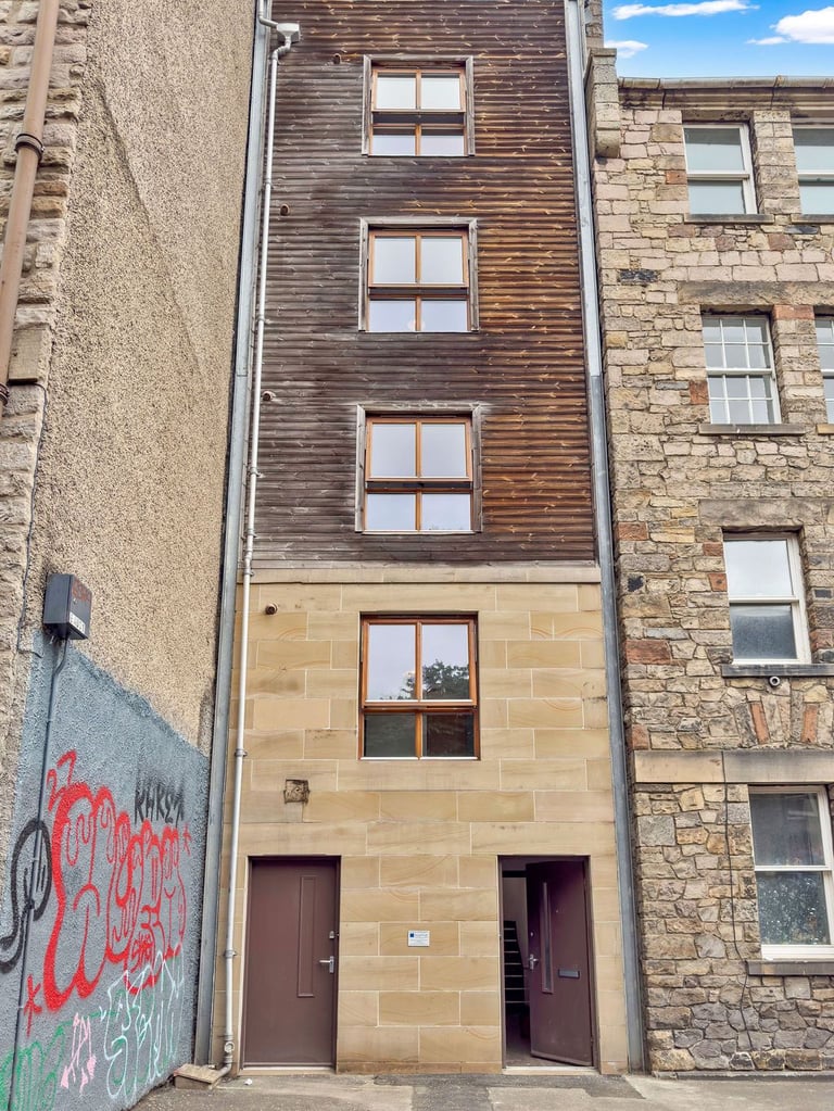 EN SUITE ROOM FOR LET: En suite bedroom available within large 8 bed townhouse in Newington