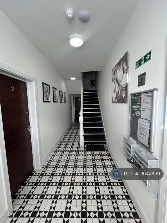 Studio flat in Mountview Road, London, N4 (#2642859)