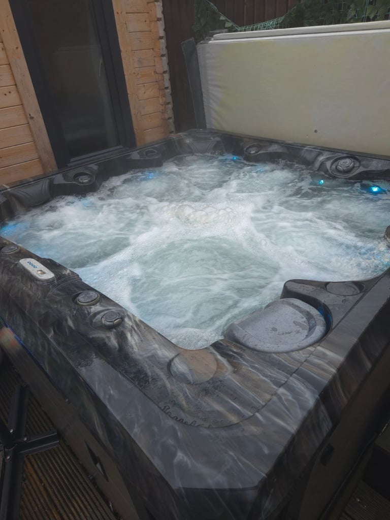 Hot tub 6 person 