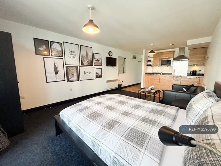 Studio flat in Worsdell Drive, Gateshead, NE8 (#2595798)