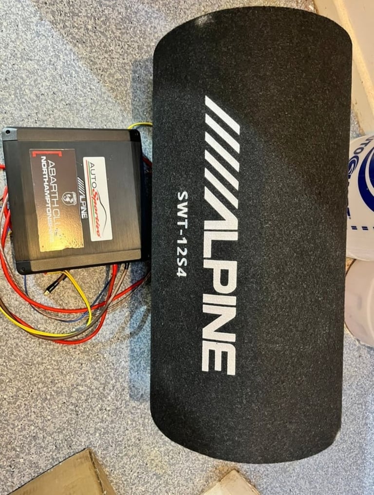 Alpine sub woofer subwoofer and amp plus wires! 