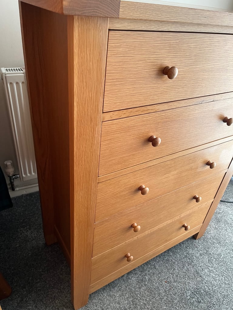 Solid oak chest of drawers 