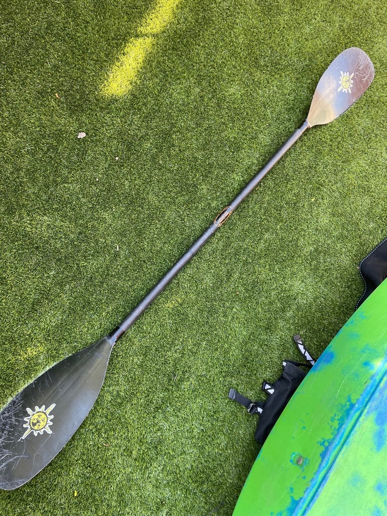 Pyranha i:3 kayak 222 with Robson Green carbon fibre Paddle and life jacket 