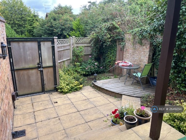 3 bedroom house in Oak Croft, East Grinstead, RH19 (3 bed) (#2649294)