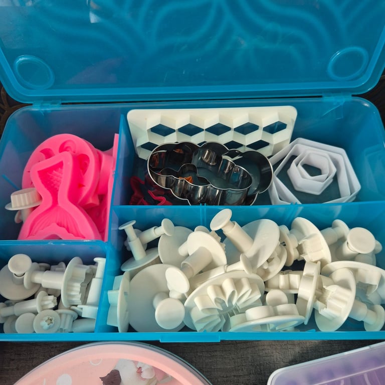 image for Various cake decorating items
