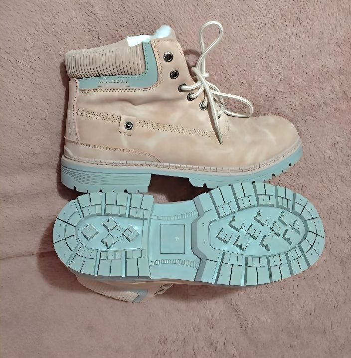 Brand New Ladies Outdoor Fur Lined Boots