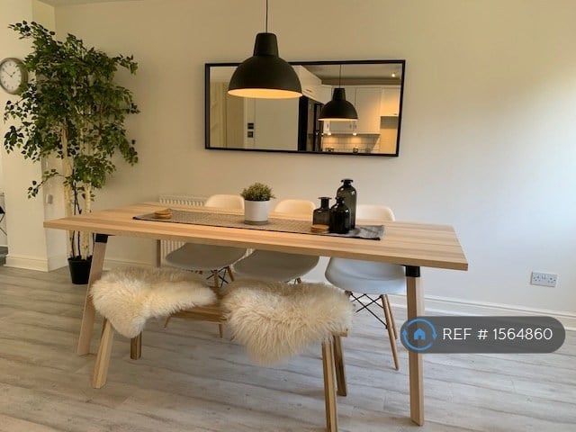 6 bedroom house in Nightingale Shott, Egham, TW20 (6 bed) (#1564860)