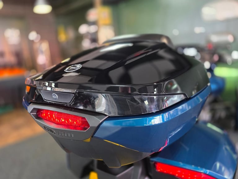 2024 CAN-AM SPYDER F3 LIMITED TRIKE 1330CC SEMI AUTO 2,200 MILE'S 